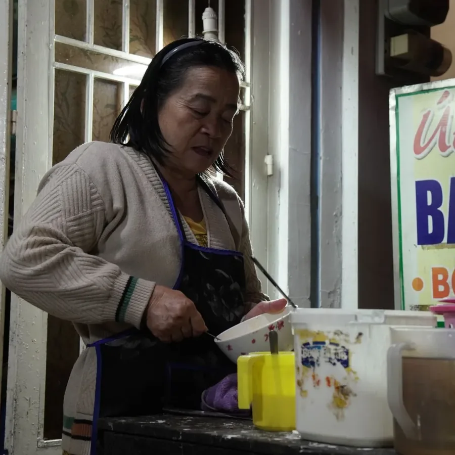 Bàn ngồi trong quán